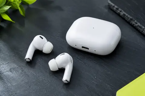 Écouteurs intra-auriculaires blancs avec embouts en silicone et boîtier de charge USB-C