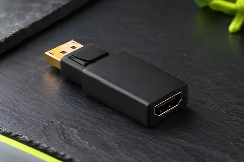 Adaptateur vidéo noir DisplayPort vers HDMI avec connecteur métallique doré et finition compacte