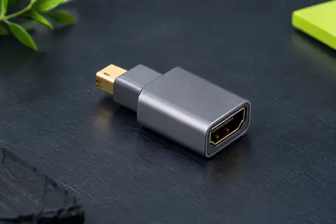 Adaptateur vidéo gris en aluminium avec fiche Mini DisplayPort et prise HDMI femelle dorée