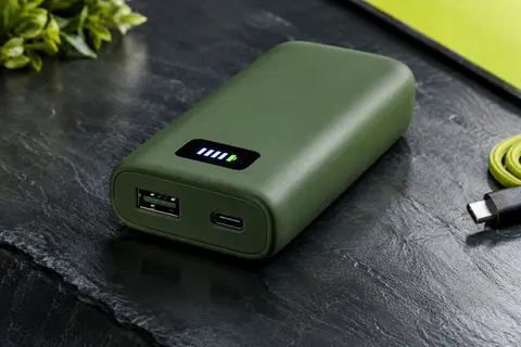 Batterie externe verte compacte avec affichage LED du niveau et connecteurs USB-A et USB-C