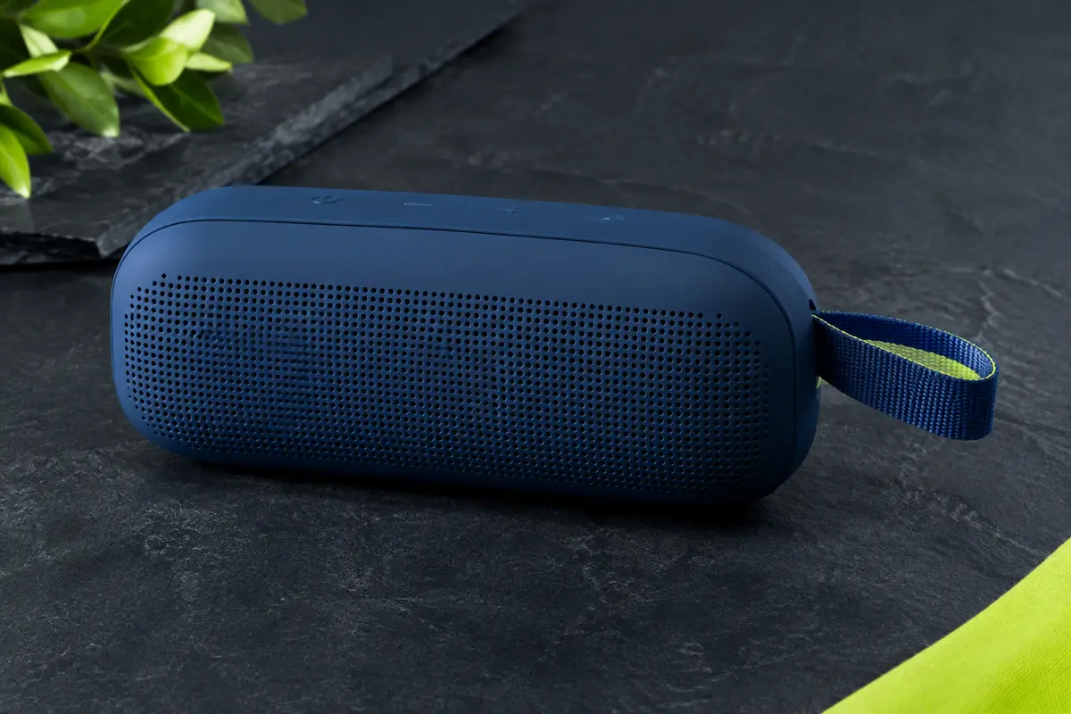 Enceinte Bluetooth Bose SoundLink Flex bleu crépuscule, avec coque siliconée et lanière intégrée.