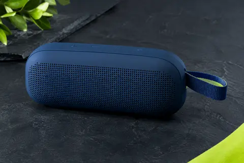 Enceinte Bluetooth Bose SoundLink Flex bleu crépuscule, avec coque siliconée et lanière intégrée.