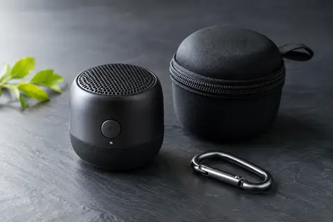 Mini enceinte Bluetooth noire Ewa A106 Pro avec son étui de transport et son crochet métallique