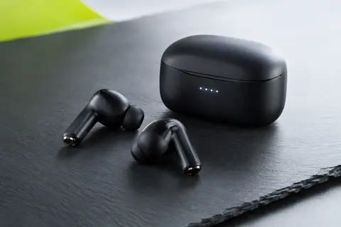 Écouteurs intra-auriculaires noirs IKT X08 avec embouts en silicone et étui de recharge à affichage LED