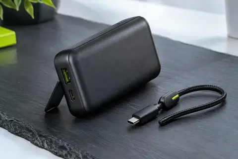 Batterie externe INIU noire avec support intégré et dragonne câble USB-C tressée