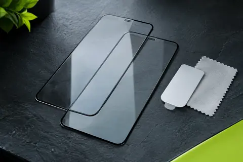 Deux verres trempés noirs anti-espion pour iPhone 17 Pro et leur outil d’installation sur fond ardoise