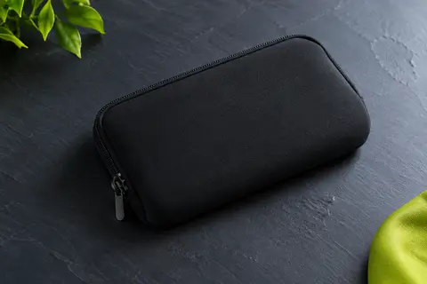 Pochette noire en néoprène pour grand smartphone, avec fermeture éclair et finition mate