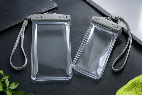 Deux pochettes transparentes Lamicall avec fermeture à clip et dragonnes amovibles sur fond ardoise.