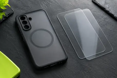 Coque noire mate et translucide pour Galaxy S26 FE, accompagnée de deux verres trempés transparents.