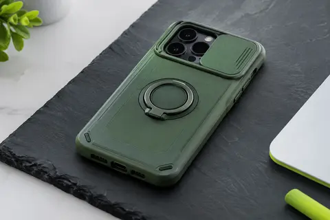 Coque verte avec cache caméra coulissant et anneau béquille, accompagnée de protections d’écran annoncées.