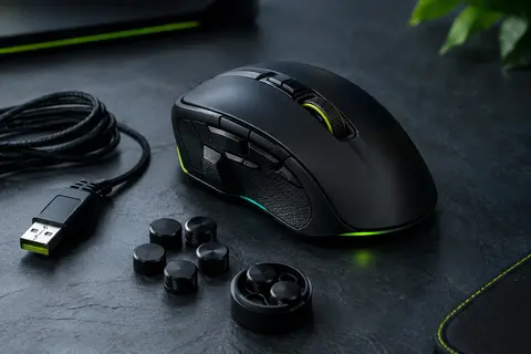 Souris gaming noire filaire pour droitier, avec boutons latéraux, roulette centrale et éclairage RVB discret