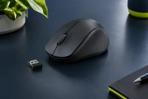Souris sans fil noire pour droitier avec molette et côtés en caoutchouc, posée sur un bureau bleu nuit.