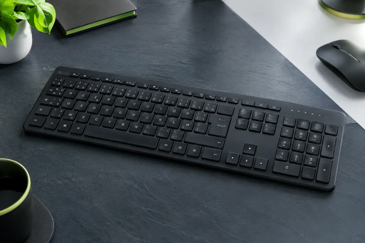 Clavier sans fil OMOTON noir au format AZERTY, avec pavé numérique et touches multimédias.