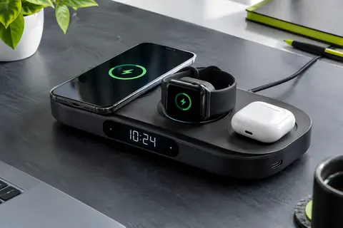 Station noire de charge sans fil avec horloge numérique et téléphone, montre et écouteurs compatibles.