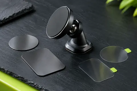 Support magnétique noir pour voiture et plaques métalliques, présenté sur fond ardoise contemporain