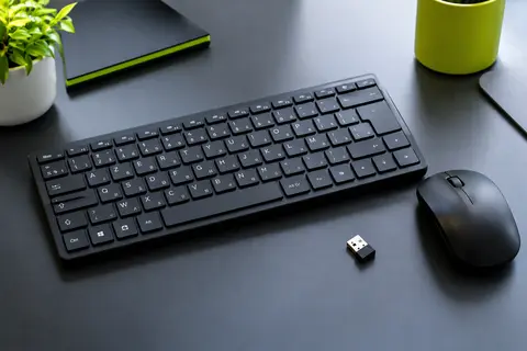 Clavier compact noir AZERTY sans pavé numérique accompagné d’une souris sans fil assortie