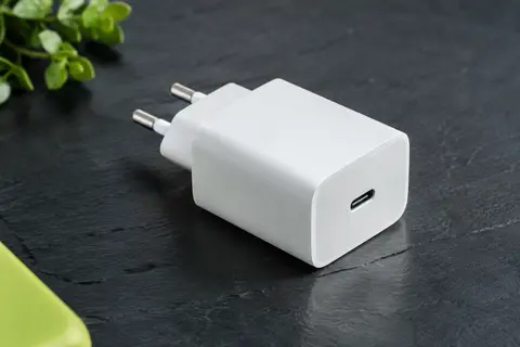 Chargeur secteur blanc compact avec port USB-C et prise européenne à deux broches