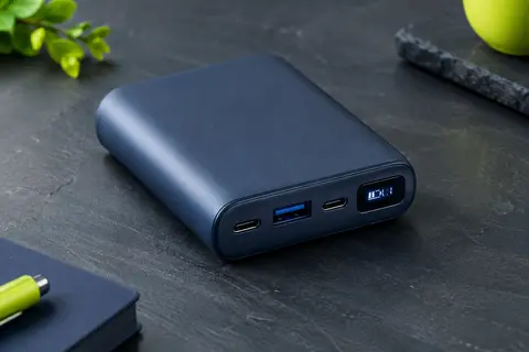 Batterie externe UGREEN bleu foncé avec écran numérique, deux ports USB-C et un port USB-A
