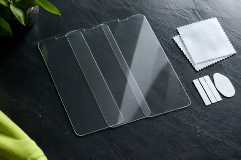 Trois protections d’écran transparentes en verre trempé présentées avec leurs accessoires de nettoyage