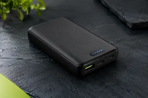 Batterie externe noire VEGER avec écran LED et connecteurs, présentée sur un fond ardoise